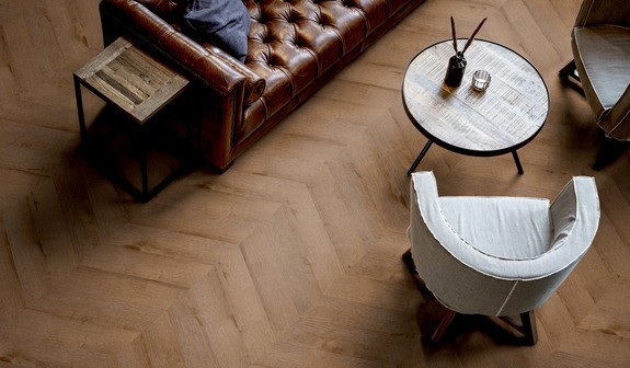 TER%20HÜRNE%20Chevron%20Edition%20Eiche%20Washington%201101210704%20Room%20Up%20Raum_1.jpg