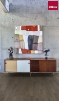 Vorschau: KÄHRS%20Beyond%20Retro%20Collection%20Charcoal%20Light%20153N6BEKS4KW240%20raumbild%20Room%20up.jpg