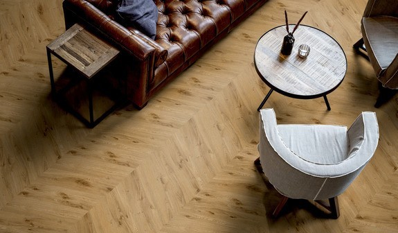 TER%20HÜRNE%20Chevron%20Edition%20Eiche%20York%201101210702%20Room%20Up%20Raum.jpg