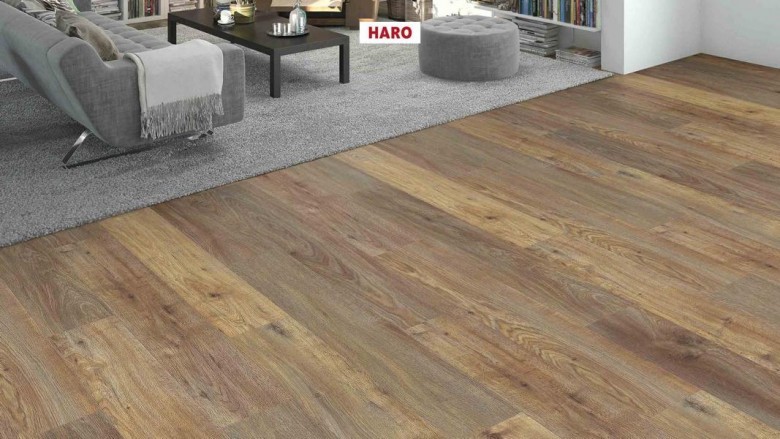 HARO%20WaveAqua%20LHD%204V%20Eiche%20Quebec%20caramel%20548207%20Raumbild%20Room%20up.JPG