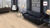 Vorschau: HARO%20Landhausdiele%20Serie%204000%20Maxim%20Eiche%20lichtweiß%20Sauvage%20naturaDur%20541001%20Raumbild%20Room%20Up.JPG