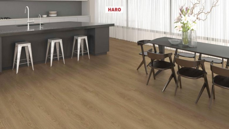 HARO%20Disano%20Project%20Landhausdiele%204VM%20Eiche%20Picardie%20natur%20543399%20Raumbild%20Room%20Up.JPG