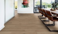 Vorschau: TER%20HÜRNE%20Soya%20Design%20Vinylboden%202%20Wood%20Edition%20Solid%20Lange%20LHD%20Eiche%20Budapest%201101290006%20Raumbild%20Room%20up.jpg