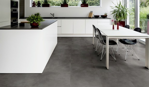 TER%20HÜRNE%20Soya%20Design%20Vinylboden%202%20Stone%20Edition%20Solid%20Stein%20Iraklio%201101290102%20Raumbild%20Room%20up.jpg