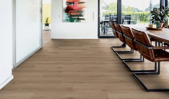 TER%20HÜRNE%20Soya%20Design%20Vinylboden%202%20Wood%20Edition%20Solid%20Lange%20LHD%20Eiche%20Budapest%201101290006%20Raumbild%20Room%20up.jpg