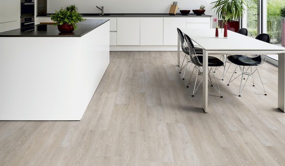 TER%20HÜRNE%20Soya%20Design%20Vinylboden%201%20Wood%20Edition%20Pro%20LHD%20Eiche%20Viborg%201101210603%20Room%20Up%20Raum_1.jpg