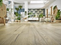 Vorschau: JOKA%20532%20WP%20Skyline%20V4%20Oak%20kolonial%20creme%20%205633%20Raumbild%20Room%20up.JPG