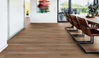 Vorschau: TER%20HÜRNE%20Soya%20Design%20Vinylboden%202%20Wood%20Edition%20Solid%20Lange%20LHD%20Eiche%20Sevilla%201101290007%20Raumbild%20Room%20up.jpg