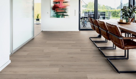 TER%20HÜRNE%20Soya%20Design%20Vinylboden%202%20Wood%20Edition%20Solid%20Lange%20LHD%20Eiche%20Brügge%201101290005%20Raumbild%20Room%20up.jpg