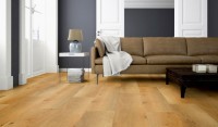 Vorschau: TER%20HÜRNE%20Soya%20Design%20Vinylboden%202%20Wood%20Edition%20Solid%20Lange%20LHD%20Eiche%20Catania%201101290203%20Raumbild%20Room%20up.jpg