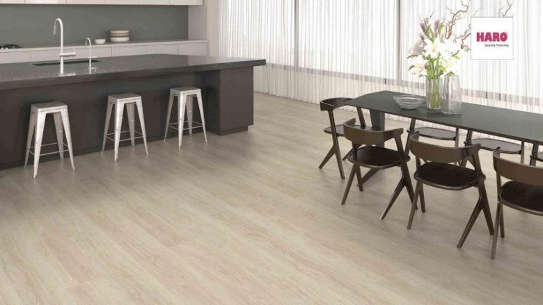 HARO%20Tritty%20200%20Aqua%20Landhausdiele%204V%20Eiche%20Eleganza%20cremeweiß%20541559%20%20Raumbild%20Room%20Up.JPG