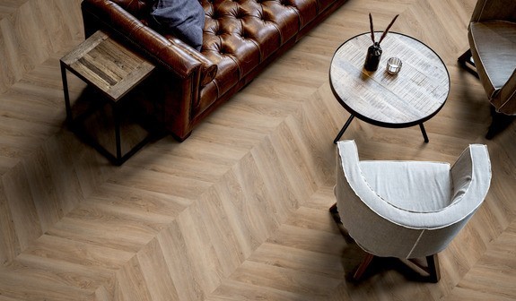 TER%20HÜRNE%20Chevron%20Edition%20Eiche%20Malaga%201101210700%20Room%20Up%20Raum_1.jpg